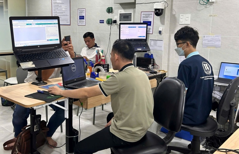 man-hinh-Macbook-bi-nhieu