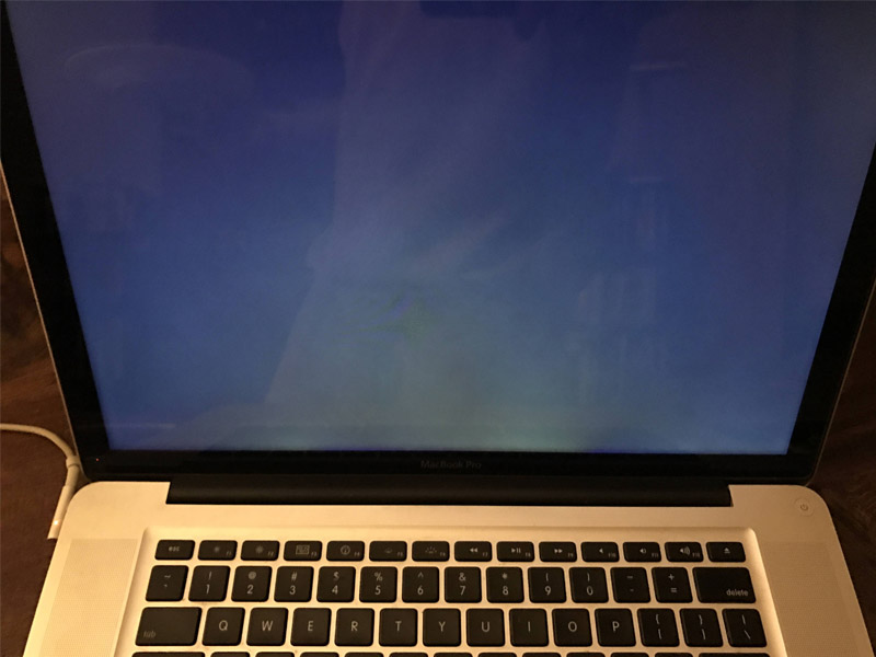 Man-hinh-macbook-pro-khong-len-3