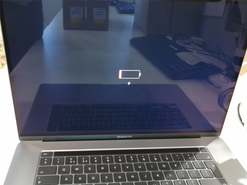 sua-man-hinh-Macbook-bi-ho-sang-2