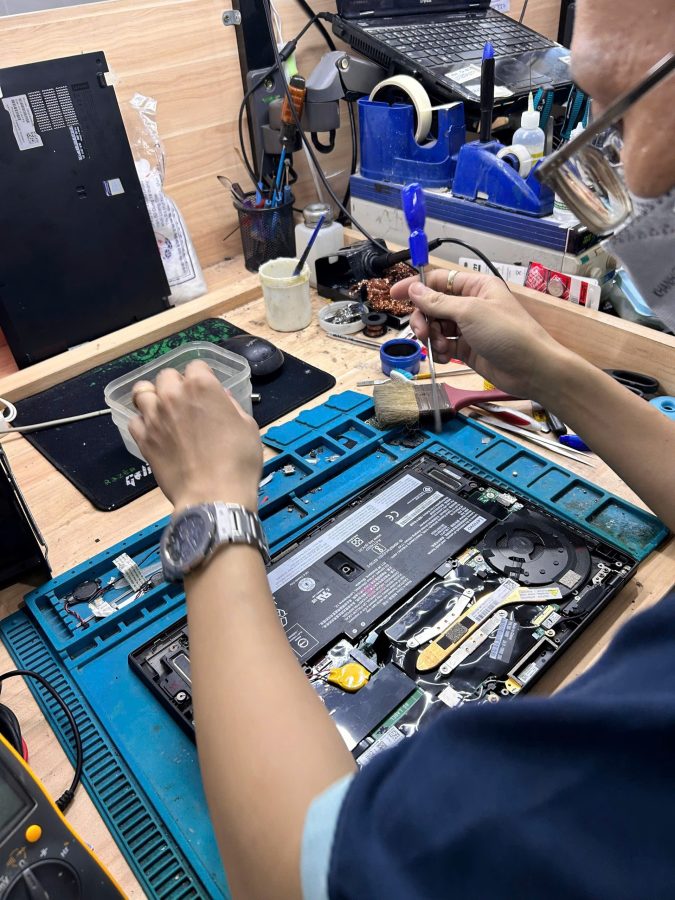 sua-laptop-macbook-surface-hienlaptop-com-10-675x900-1-2 Màn Hình Laptop Bị Đen: Nguyên Nhân và Cách Khắc Phục Hiệu Quả