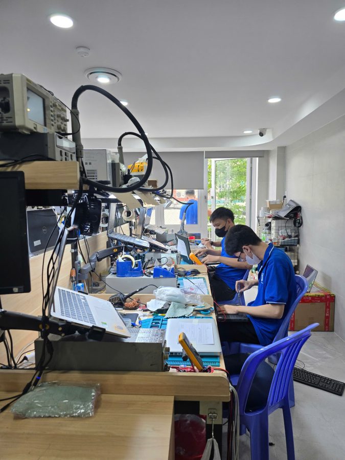 sua-laptop-macbook-uy-tin-hienlaptop-com-13-675x900-1 Màn Hình Laptop Không Lên: Nguyên Nhân, Cách Khắc Phục Chi Tiết & Địa Chỉ Sửa Chữa Uy Tín