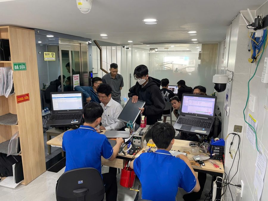 sua-laptop-macbook-uy-tin-hienlaptop-com-6-900x675-1-2 Màn Hình Laptop Bị Đen: Nguyên Nhân và Cách Khắc Phục Hiệu Quả