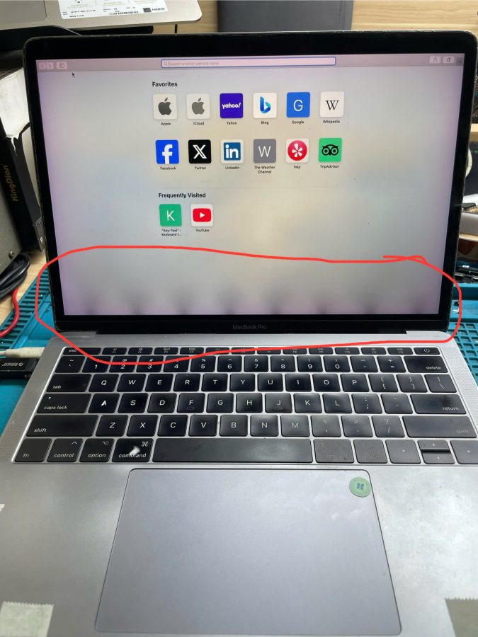 thay-man-hinh-macbook-hienlaptop-com-4-675x900-1 Màn Hình Laptop Macbook Bị Tối: Nguyên Nhân & Cách Khắc Phục Tại Hiển Laptop